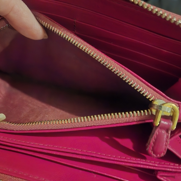 Beautiful Red Prada Wallet - Picture 6 of 7